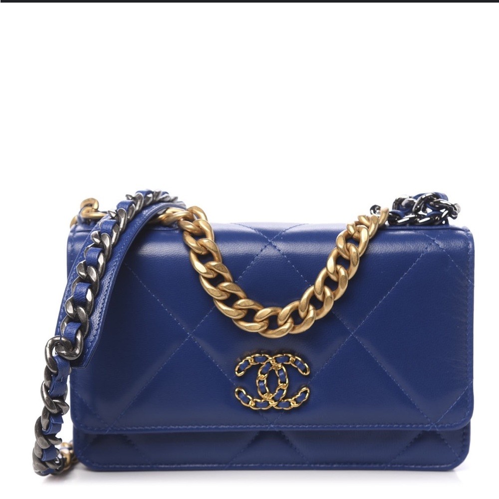 Goatskin Quilted Chanel 19 Wallet On Chain 
Mixed Hardware